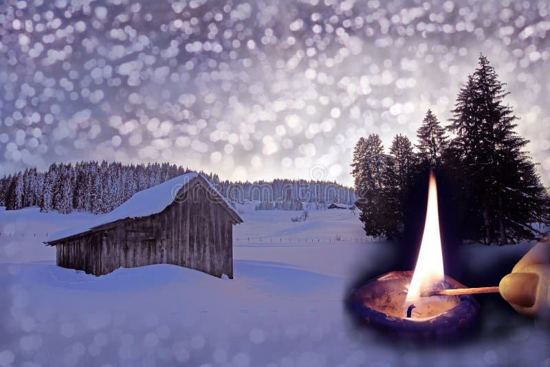Una vecchia capanna di legno nella neve con i fiocchi di neve di Natale, i rami dell'abete e una candela bruciante fotografia stock libera da diritti Una vecchia capanna di legno nella neve con i fiocchi di neve di Natale, i rami dell'abete e una candela bruciante fotografia stock libera da diritti