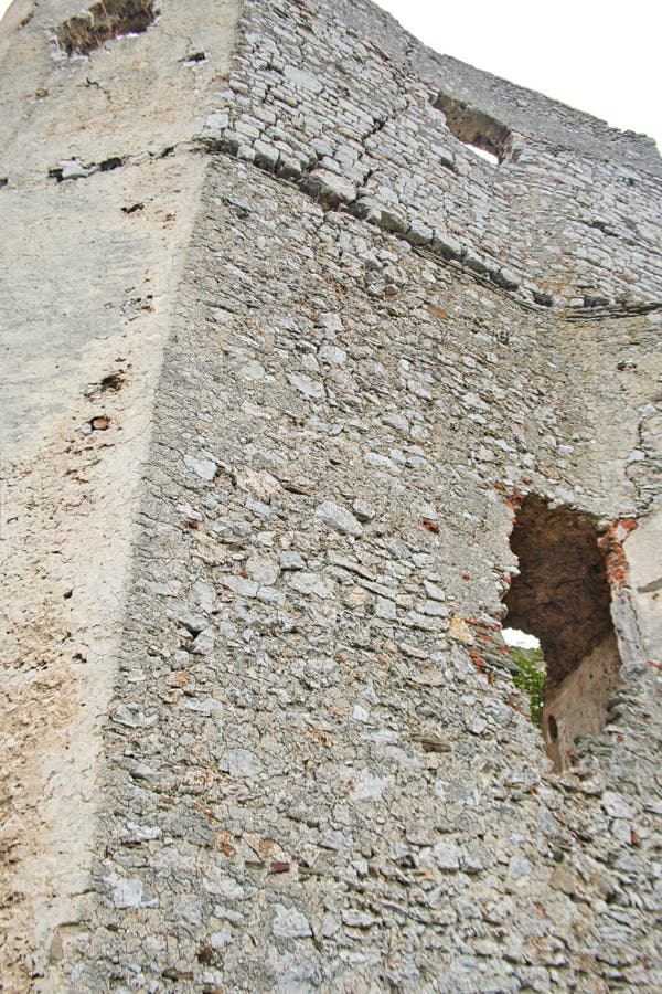 una vecchia parete del castello con un foro fotografia stock libera da diritti una vecchia parete del castello con un foro fotografia stock libera da diritti