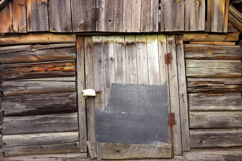 Casa Abandonada Vieja En Un Campo Herboso Imagen de archivo - Imagen de