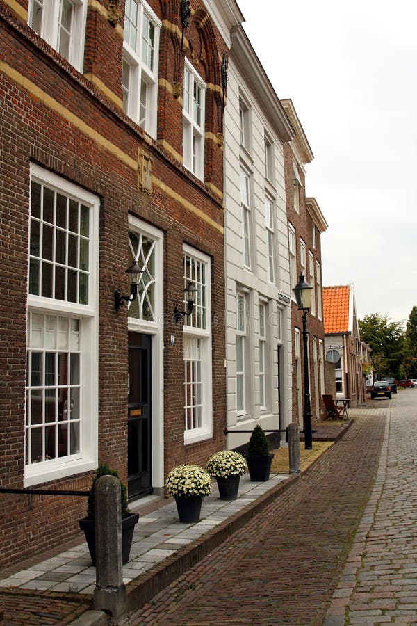 Una via olandese tipica in Heusden, Paesi Bassi immagini stock libere da diritti Una via olandese tipica in Heusden, Paesi Bassi immagini stock libere da diritti