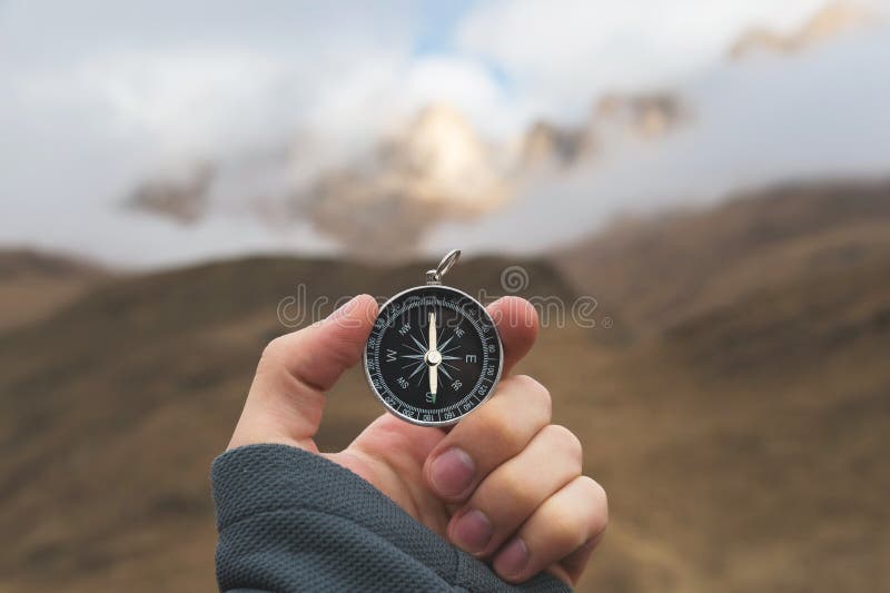 Una viandante maschio sta cercando una direzione con una bussola magnetica nelle montagne nella caduta Colpo di punto di vista ` immagini stock libere da diritti Una viandante maschio sta cercando una direzione con una bussola magnetica nelle montagne nella caduta Colpo di punto di vista ` immagini stock libere da diritti