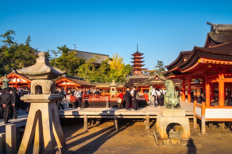 Una visita di giorno al santuario di Itsukushima all'isola di Miyajima, Giappone fotografia stock Una visita di giorno al santuario di Itsukushima all'isola di Miyajima, Giappone fotografia stock