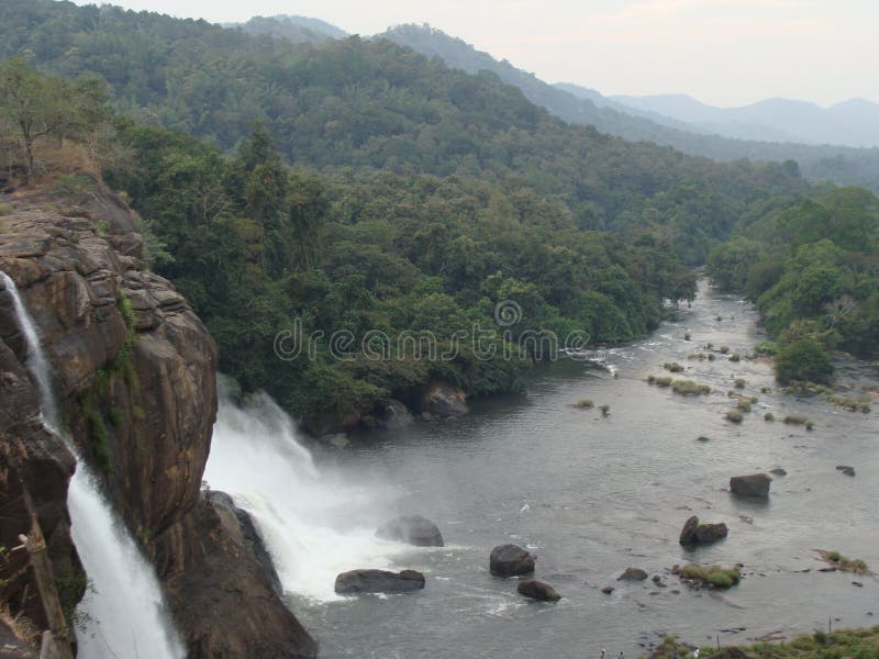 Una visión desde arriba de una cascada imagen de archivo libre de regalías Una visión desde arriba de una cascada imagen de archivo libre de regalías