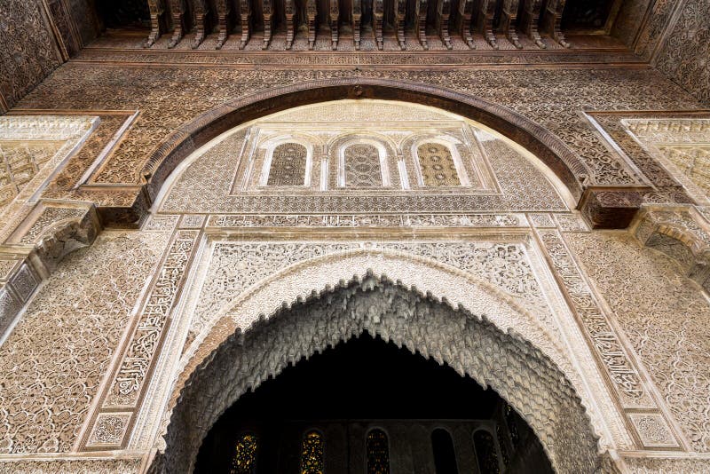 Una visión interior desde el patio de Bou Inania Madarsa en Fes, Marruecos foto de archivo Una visión interior desde el patio de Bou Inania Madarsa en Fes, Marruecos foto de archivo