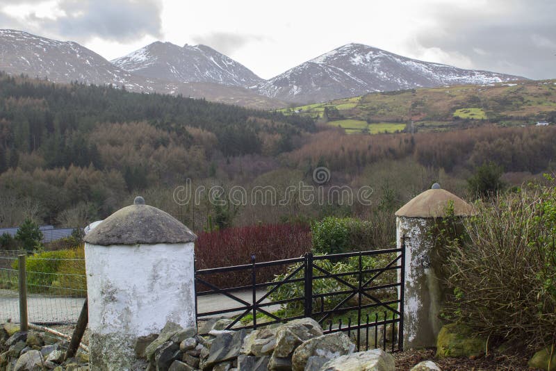Una visión a través de uno del muchos nieve remató las colinas y los valles de las montañas de Mourne en condado abajo en Irlanda fotos de archivo libres de regalías Una visión a través de uno del muchos nieve remató las colinas y los valles de las montañas de Mourne en condado abajo en Irlanda fotos de archivo libres de regalías