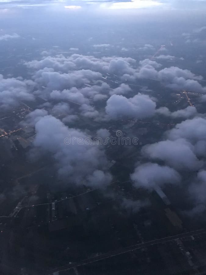 Una vista aerea di notte mostra l'area della città fotografia stock Una vista aerea di notte mostra l'area della città fotografia stock