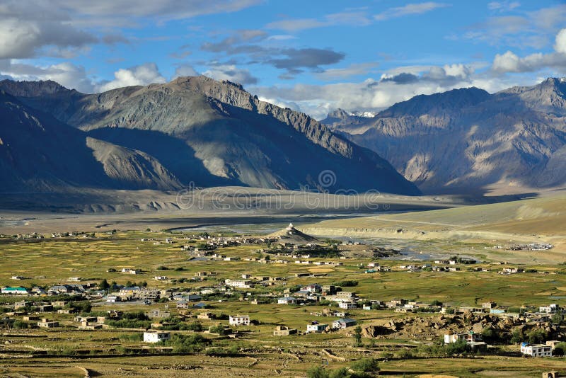 Una vista aerea di Padum, valle di Zanskar, Ladakh, il Jammu e Kashmir, India immagini stock libere da diritti Una vista aerea di Padum, valle di Zanskar, Ladakh, il Jammu e Kashmir, India immagini stock libere da diritti