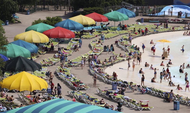 Una vista aerea di una spiaggia occupata a inzuppa la città, re Island immagine stock Una vista aerea di una spiaggia occupata a inzuppa la città, re Island immagine stock