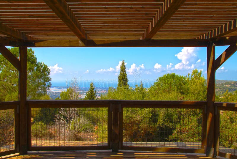 Una vista da un terrazzo al parco Idmit, Israele fotografie stock Una vista da un terrazzo al parco Idmit, Israele fotografie stock