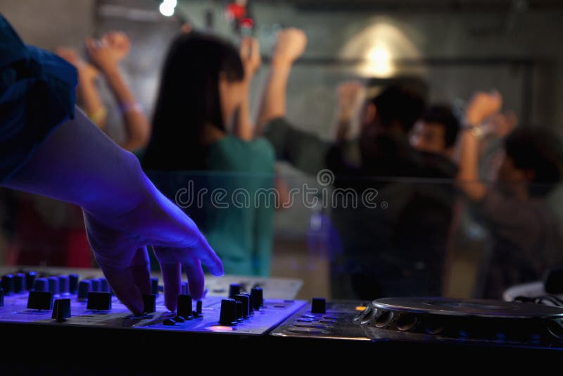 Una vista dalla piattaforma del DJ di un dancing della folla in night-club, fotografia stock Una vista dalla piattaforma del DJ di un dancing della folla in night-club, fotografia stock