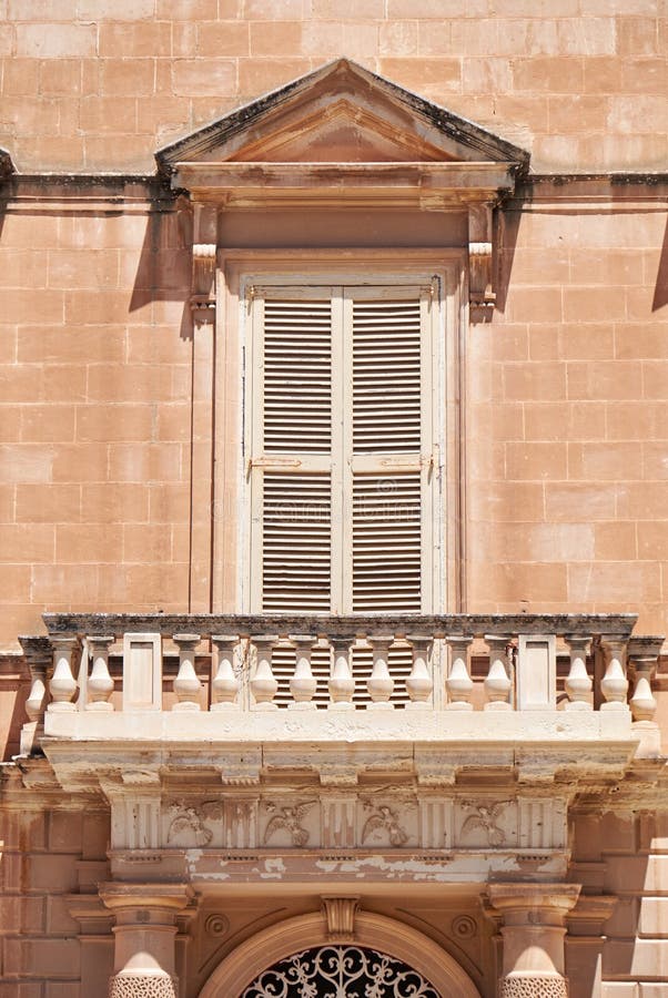 Una vista del balcone aperto di stile maltese tradizionale in Mdina malta fotografie stock Una vista del balcone aperto di stile maltese tradizionale in Mdina malta fotografie stock