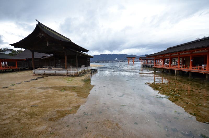 Una vista del santuario di Itsukushima a Miyajima, Giappone immagine stock Una vista del santuario di Itsukushima a Miyajima, Giappone immagine stock