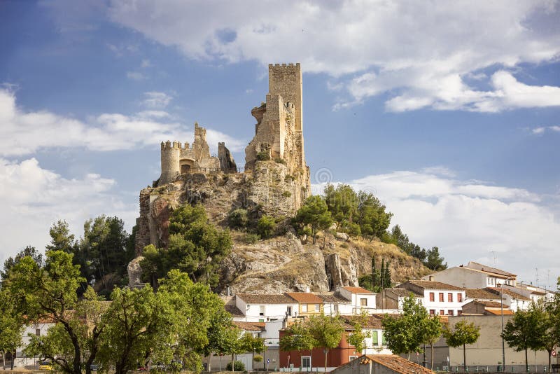 Una vista del sobborgo della città di Almansa e delle rovine del castello antico immagini stock Una vista del sobborgo della città di Almansa e delle rovine del castello antico immagini stock