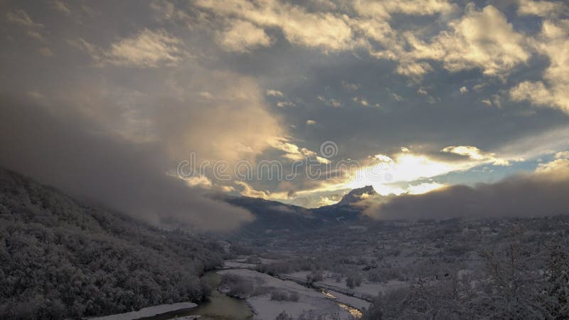 Una vista del valle y de las montañas congelados imagenes de archivo Una vista del valle y de las montañas congelados imagenes de archivo