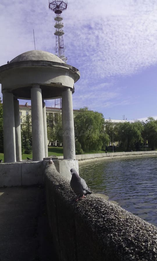 Una vista dell'argine del fiume di Svisloch nel centro della città di Minsk fotografia stock libera da diritti Una vista dell'argine del fiume di Svisloch nel centro della città di Minsk fotografia stock libera da diritti