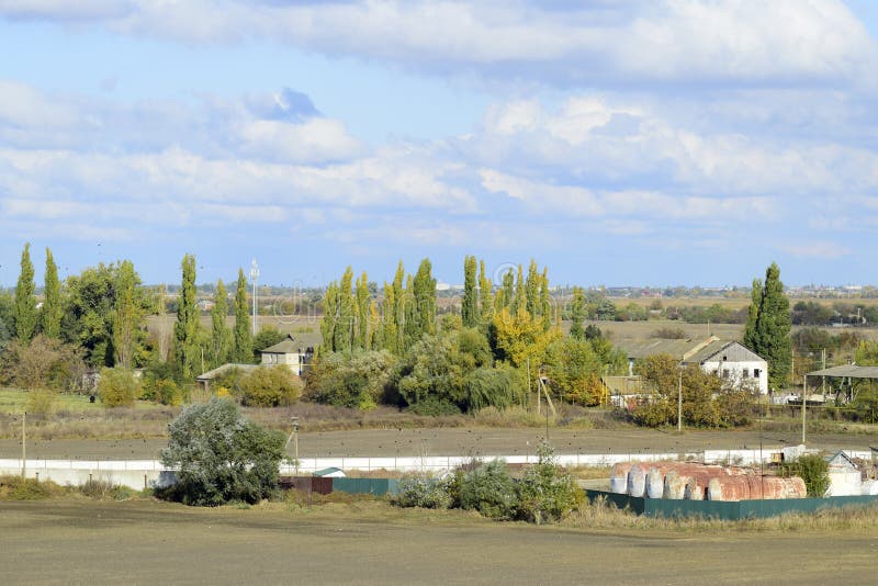Una vista desde arriba de un pequeño pueblo ruso Paisaje rural Campo y pueblo Un pueblo semi-abandonado foto de archivo Una vista desde arriba de un pequeño pueblo ruso Paisaje rural Campo y pueblo Un pueblo semi-abandonado foto de archivo