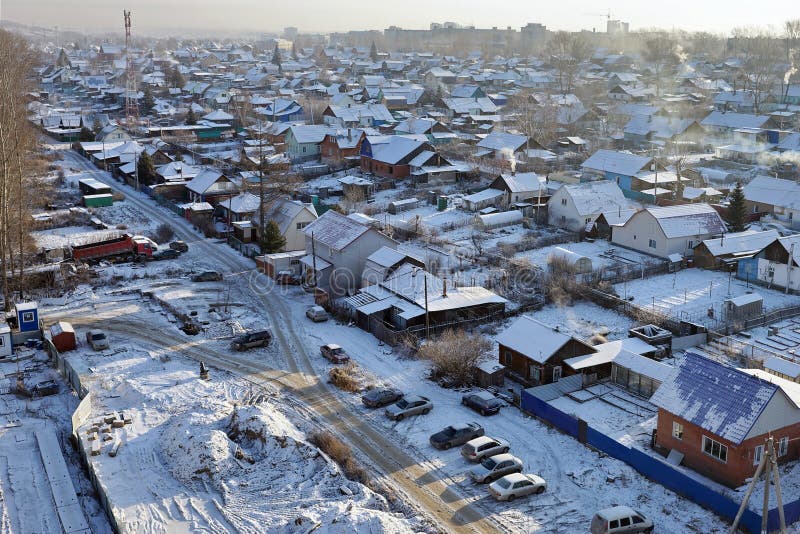 Una vista desde arriba de un sector residencial privado en las cercanías de una gran ciudad en un día de invierno escarchado imagen de archivo Una vista desde arriba de un sector residencial privado en las cercanías de una gran ciudad en un día de invierno escarchado imagen de archivo