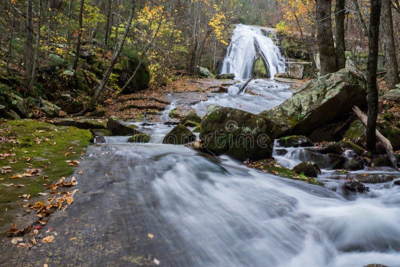 Una vista di autunno di urlo della cascata funzionata situata in Eagle Rock nella contea di Botetourt, la Virginia - 4 fotografia stock Una vista di autunno di urlo della cascata funzionata situata in Eagle Rock nella contea di Botetourt, la Virginia - 4 fotografia stock