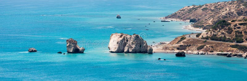 Una vista distante all'attrazione turistica di Aphrodite Rock nella costa del Cipro