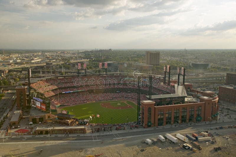 Una vista elevata del terzo Busch Stadium, St. Louis, Missouri, dove il battito di Pittsburgh Pirates i 2006 campionati di baseba immagini stock Una vista elevata del terzo Busch Stadium, St. Louis, Missouri, dove il battito di Pittsburgh Pirates i 2006 campionati di baseba immagini stock