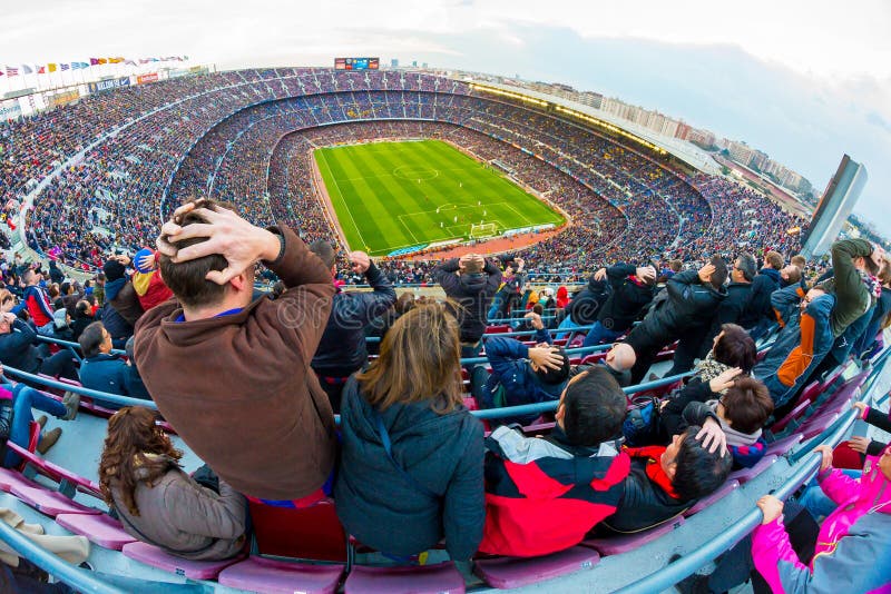 Una vista generale dello stadio di Camp Nou nella partita di calcio fra il club Barcellona e Malaga di Futbol immagini stock libere da diritti Una vista generale dello stadio di Camp Nou nella partita di calcio fra il club Barcellona e Malaga di Futbol immagini stock libere da diritti