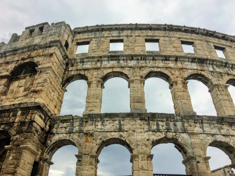 Una vista interesante del Teatro Pula, el nombre del anfiteatro romano situado en Pula, Croacia s fotos de archivo libres de regalías Una vista interesante del Teatro Pula, el nombre del anfiteatro romano situado en Pula, Croacia s fotos de archivo libres de regalías