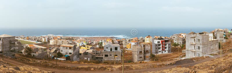 Una vista panorámica a Ponta hace el solenoide - una ciudad en la isla de Santo Antao, Cabo Verde Mucho nueva construcción de viv fotografía de archivo Una vista panorámica a Ponta hace el solenoide - una ciudad en la isla de Santo Antao, Cabo Verde Mucho nueva construcción de viv fotografía de archivo