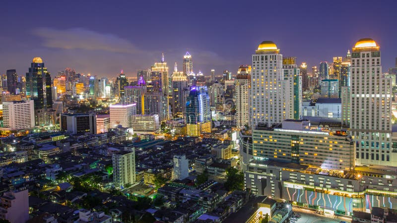Una vista sopra la grande città asiatica di Bangkok