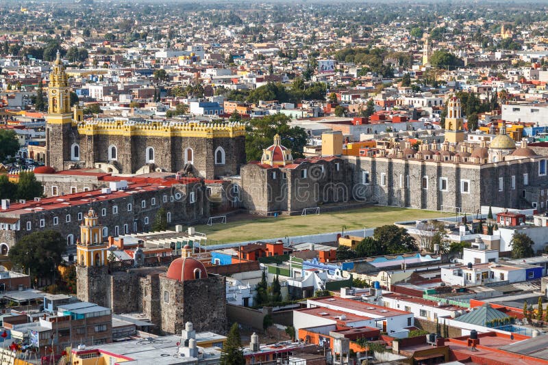 Una vista sopra le vecchie chiese di Cholula, stato di Puebla immagini stock Una vista sopra le vecchie chiese di Cholula, stato di Puebla immagini stock
