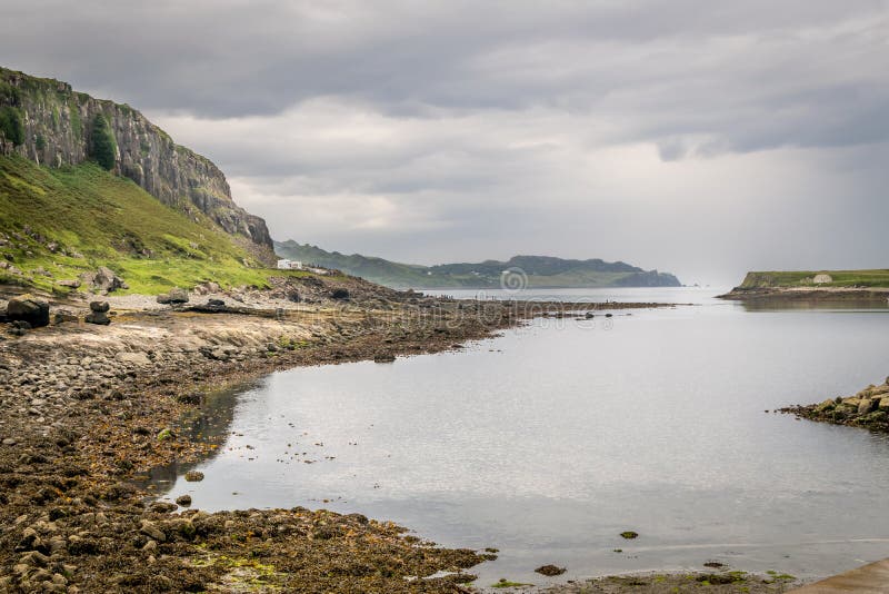 Una vista sull'isola di Staffin e sul porto di Staffin Garrafad bay e An Corran Beach Scogliere e motocicli fotografie stock libere da diritti