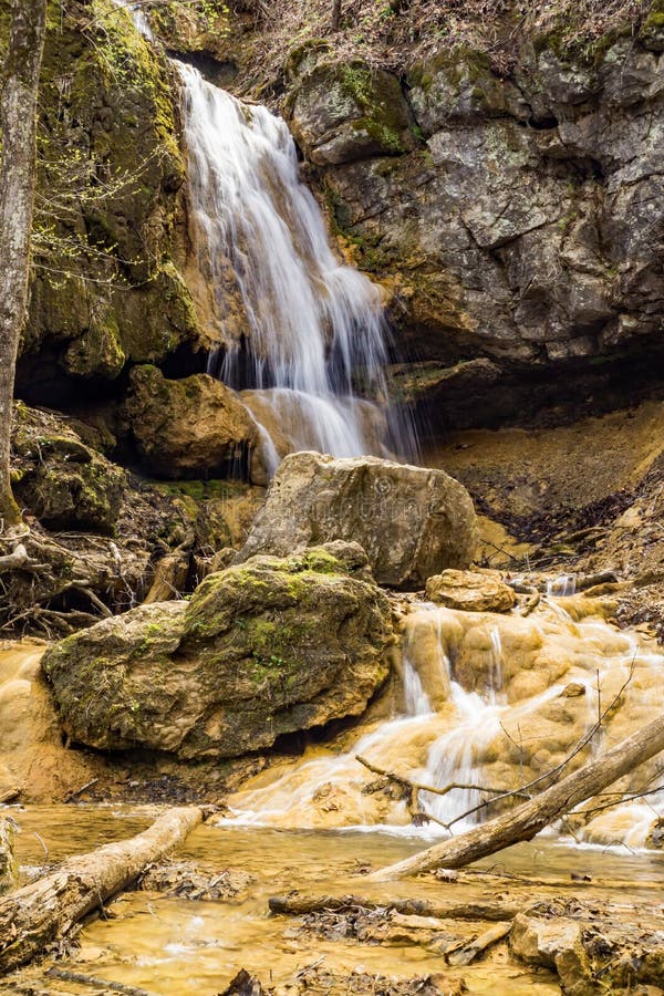 Una vista vertical de una cascada del travertino fotografía de archivo libre de regalías Una vista vertical de una cascada del travertino fotografía de archivo libre de regalías