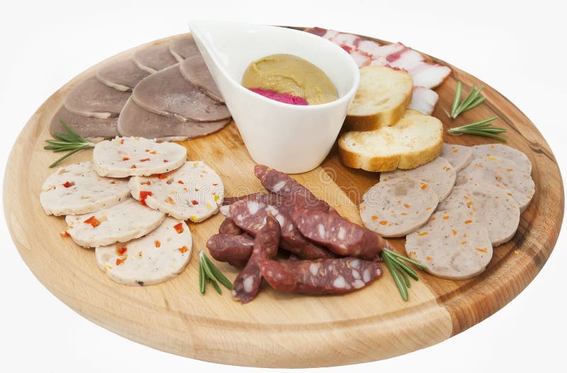 Una zolla della salsiccia e della pancetta affumicata immagini stock libere da diritti Una zolla della salsiccia e della pancetta affumicata immagini stock libere da diritti