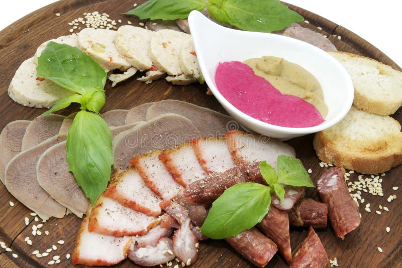 Una zolla della salsiccia e della pancetta affumicata immagine stock Una zolla della salsiccia e della pancetta affumicata immagine stock