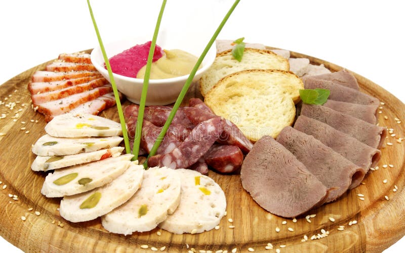 Una zolla della salsiccia e della pancetta affumicata immagini stock libere da diritti Una zolla della salsiccia e della pancetta affumicata immagini stock libere da diritti