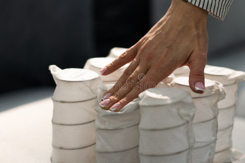 Unabhängige Federblöcke, verpackt in Spunbond. Möbelherstellung. Industriekonzept lizenzfreies stockfoto