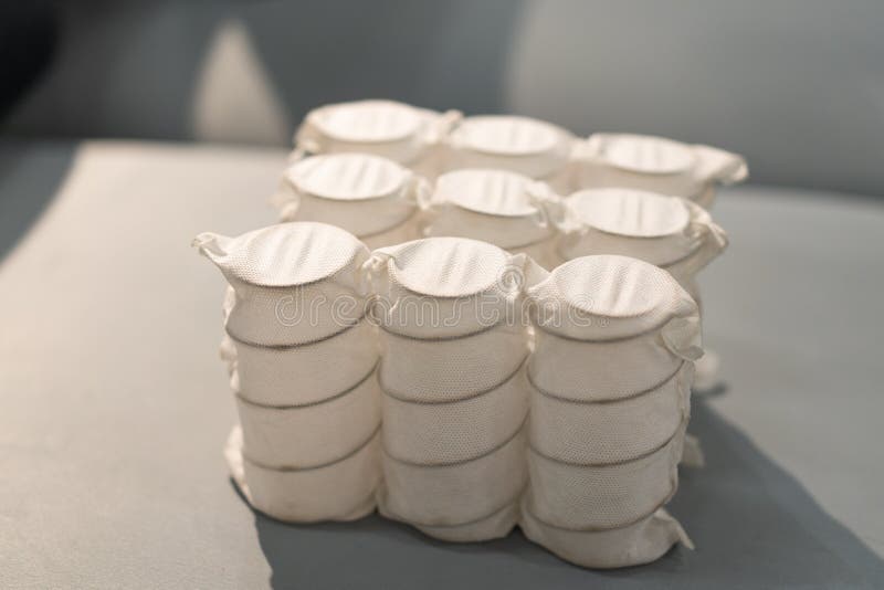 Unabhängige Federblöcke, verpackt in Spunbond. Möbelherstellung. Industriekonzept stockfotografie