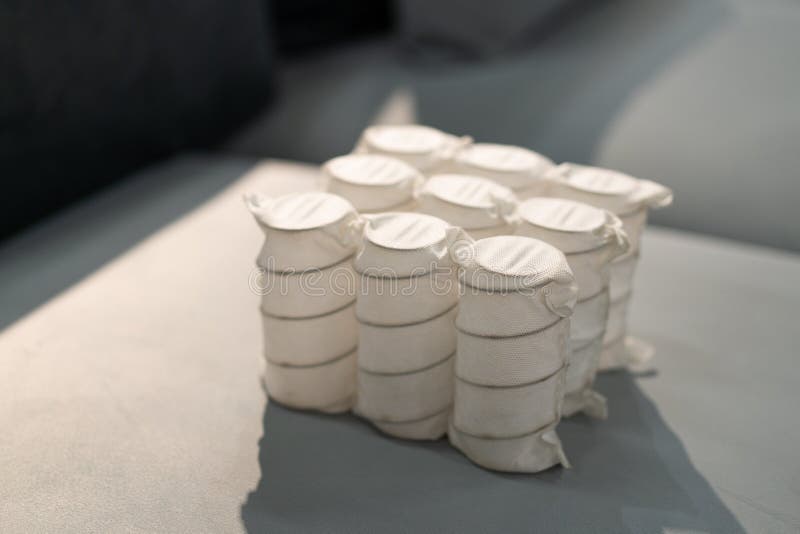 Unabhängige Federblöcke, verpackt in Spunbond. Möbelherstellung. Industriekonzept lizenzfreies stockbild