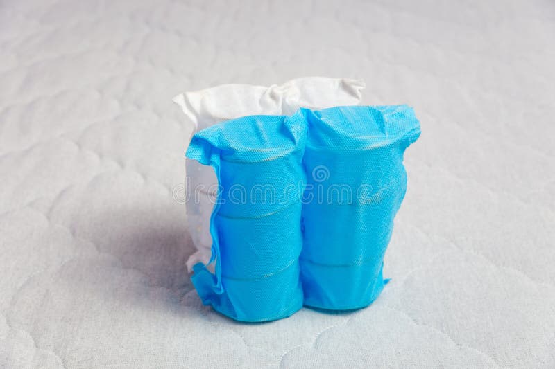 Unabhängiger Federblock mit blauer Spunbond stockbilder