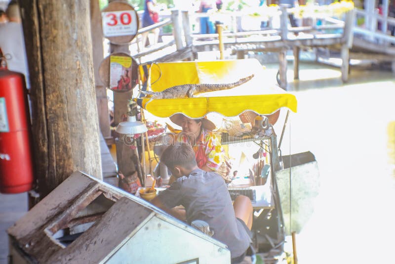 Unacquainted Thaise Mensen die op de boot in Pattaya-het Drijven Markt verkopen royalty-vrije stock fotografie Unacquainted Thaise Mensen die op de boot in Pattaya-het Drijven Markt verkopen royalty-vrije stock fotografie