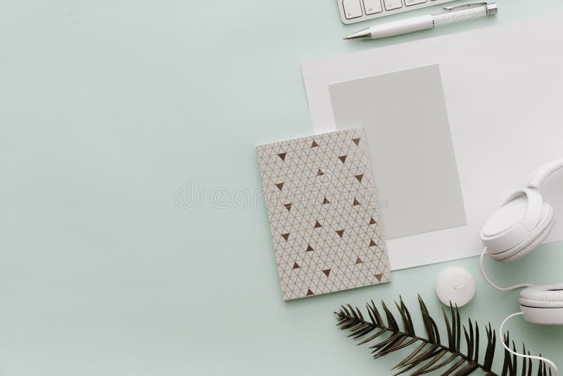 Unbedeutender Ebenen-Lage-Hippie-Desktop Blogger-Pastellhintergrund mit Notizbuch stockfoto Unbedeutender Ebenen-Lage-Hippie-Desktop Blogger-Pastellhintergrund mit Notizbuch stockfoto