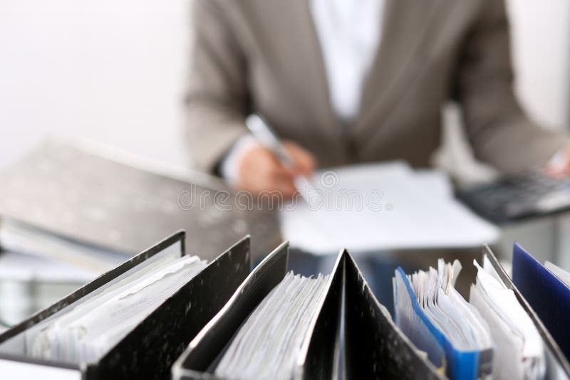 Unbekannte Buchhalterfrau oder Finanzinspektor, die Bericht machen, Balance, Nahaufnahme berechnen oder überprüfen Geschäft stockfoto Unbekannte Buchhalterfrau oder Finanzinspektor, die Bericht machen, Balance, Nahaufnahme berechnen oder überprüfen Geschäft stockfoto