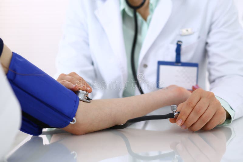 Unbekannte Doktorfrau, die Blutdruck des weiblichen Patienten, Nahaufnahme ?berpr?ft Kardiologie im Medizin- und Gesundheitswesen lizenzfreie stockfotografie Unbekannte Doktorfrau, die Blutdruck des weiblichen Patienten, Nahaufnahme ?berpr?ft Kardiologie im Medizin- und Gesundheitswesen lizenzfreie stockfotografie