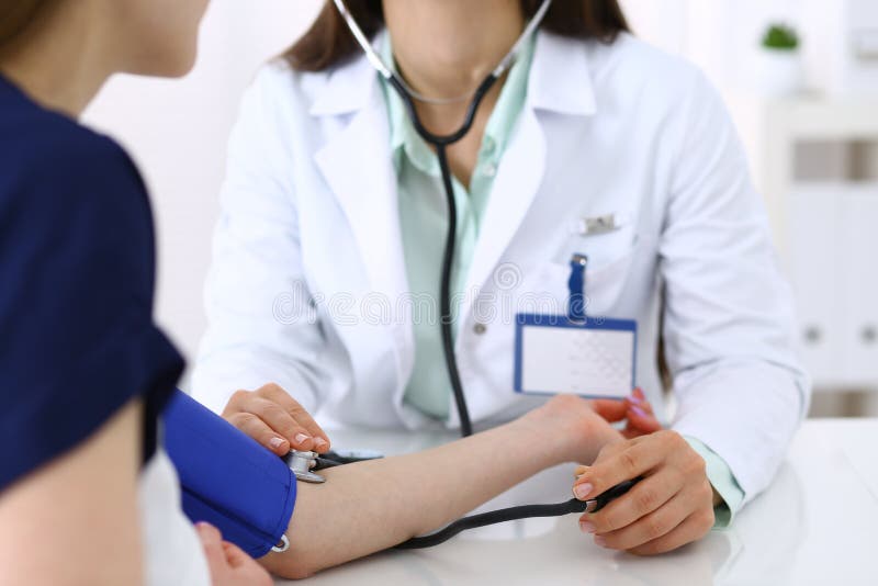 Unbekannte Doktorfrau, die Blutdruck des weiblichen Patienten, Nahaufnahme ?berpr?ft Kardiologie im Medizin- und Gesundheitswesen lizenzfreie stockfotografie Unbekannte Doktorfrau, die Blutdruck des weiblichen Patienten, Nahaufnahme ?berpr?ft Kardiologie im Medizin- und Gesundheitswesen lizenzfreie stockfotografie