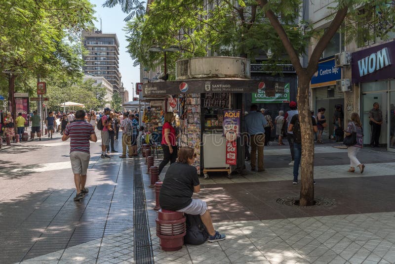 Unbekannte an einem Zeitungsstand in der zentralen Santiago-Kiste lizenzfreie stockbilder