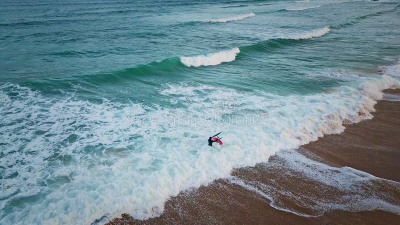 Unbekannter Surfbrett in Ozean bei stürmischen Wellenantennen