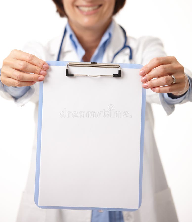 Unbelegtes Klemmbrett angehalten von lächelndem Doktor. stockbild