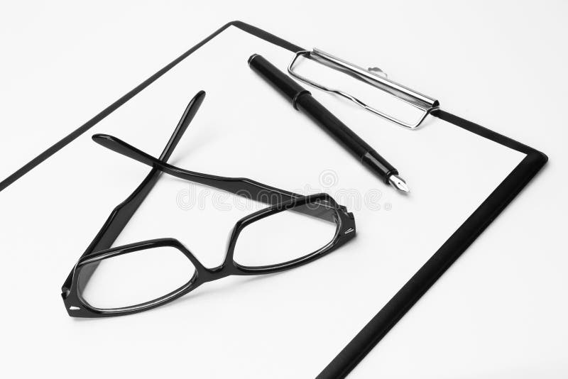 Unbelegtes Klemmbrett mit Feder und Brillen stockbild