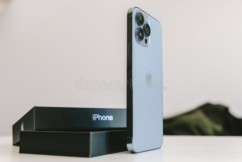 Unboxing Apple IPhone 13 Pro Max Smartphone Editorial Photography - Image  of smartphone, flagship: 252411992