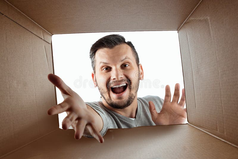 Unboxing öppnar idérik bakgrund, den glade mannen asken och blickarna i överraskning Packen, leverans, överraskning, gåva arkivbilder Unboxing öppnar idérik bakgrund, den glade mannen asken och blickarna i överraskning Packen, leverans, överraskning, gåva arkivbilder