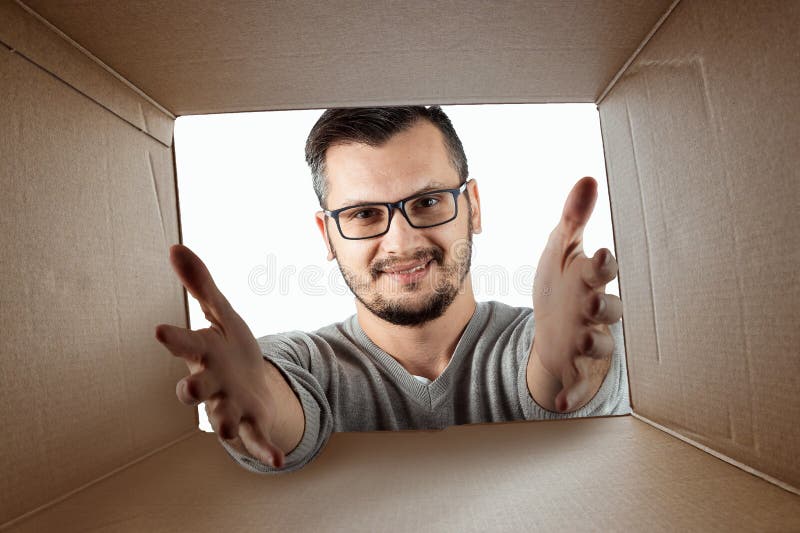 Unboxing öppnar idérik bakgrund, den glade mannen asken och blickarna i överraskning Packen, leverans, överraskning, gåva royaltyfri foto Unboxing öppnar idérik bakgrund, den glade mannen asken och blickarna i överraskning Packen, leverans, överraskning, gåva royaltyfri foto